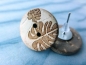 Preview: Kokos Ohrstecker mit Blattgravur Holz Natur